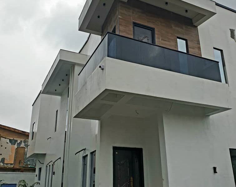 5 bedroom detached duplex