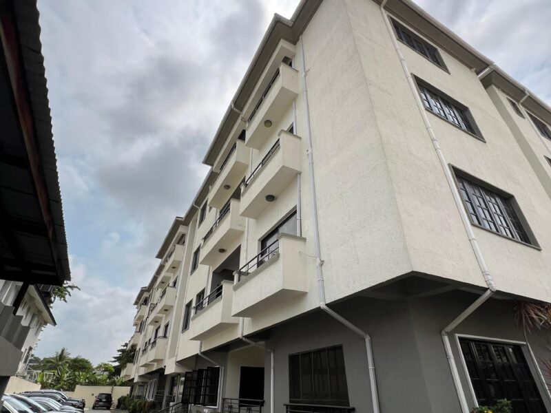 Well maintained 3 bedroom flat in old ikoyi