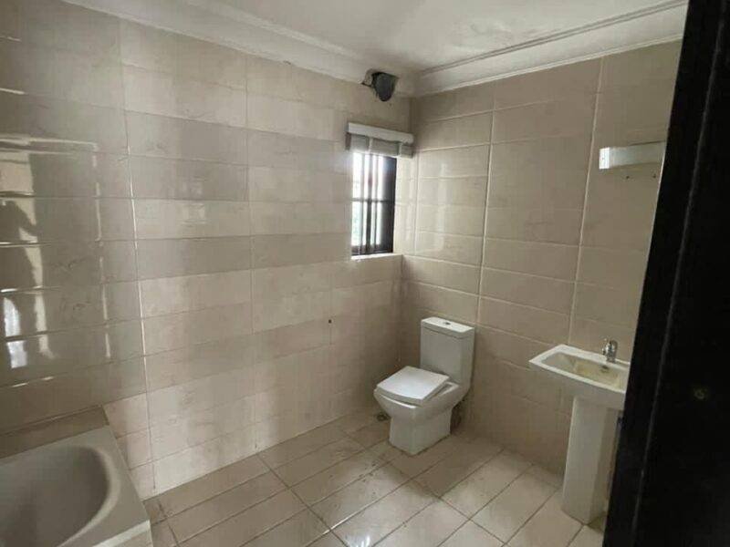 Well maintained 3 bedroom flat in old ikoyi