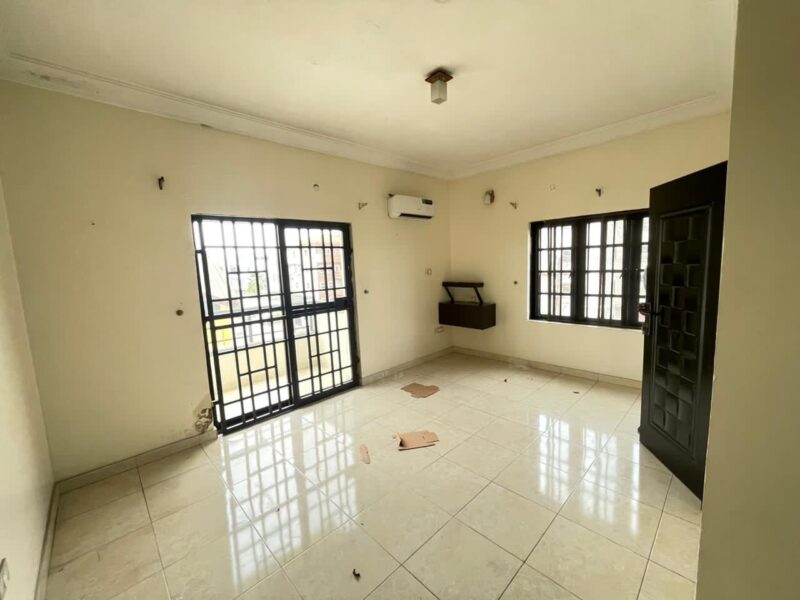 Well maintained 3 bedroom flat in old ikoyi